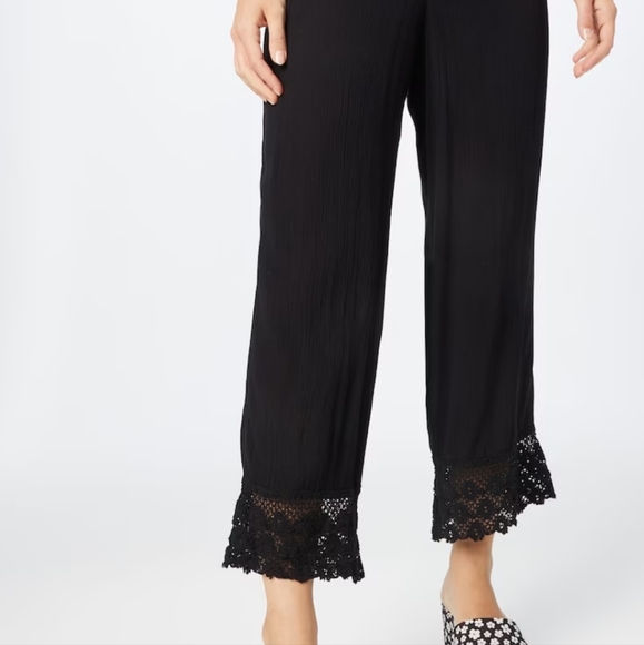 American Eagle Capris - Picture 3 of 7